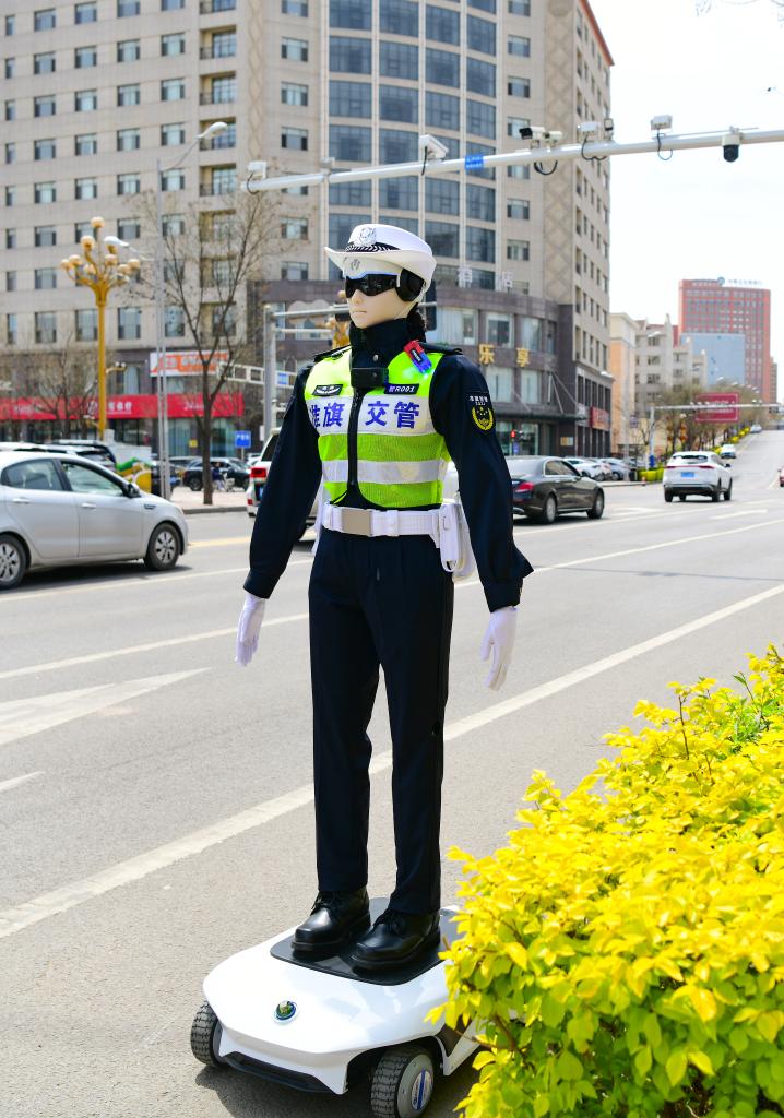 内蒙古准格尔旗：机器人交警上岗执勤