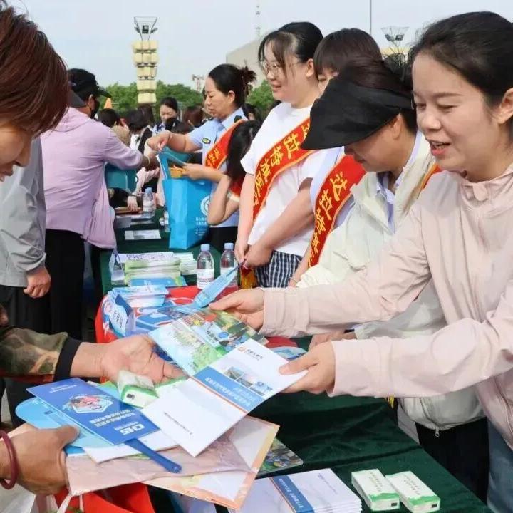 达拉特旗多元联动开展“民法典宣传月”宣传