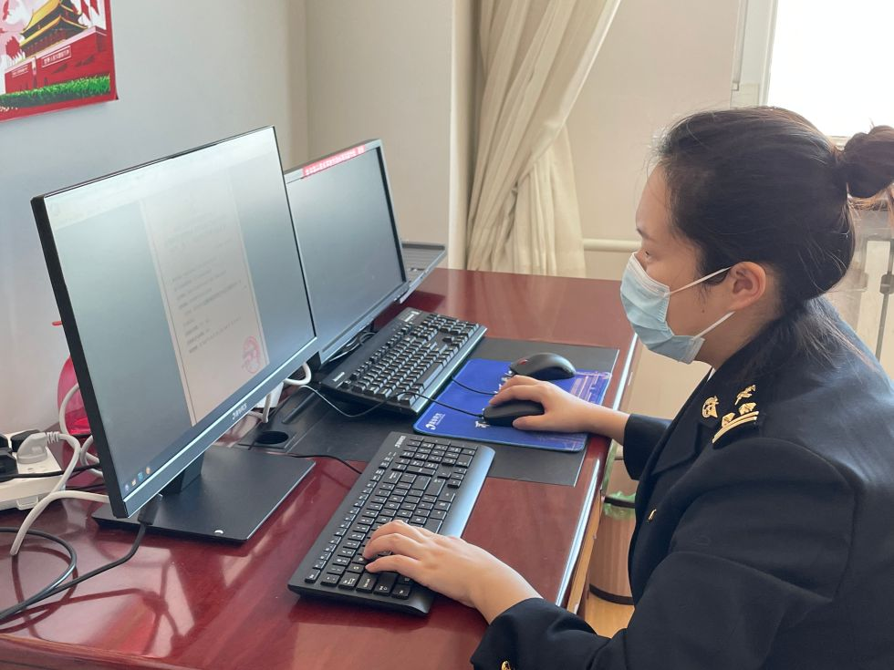 满洲里海关签发关区首张行政许可动植检类企业电子证照