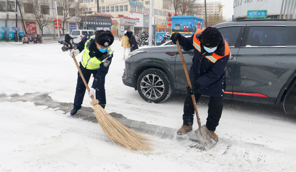 “迎战风雪，疏堵保畅”巴彦淖尔交警在行动！