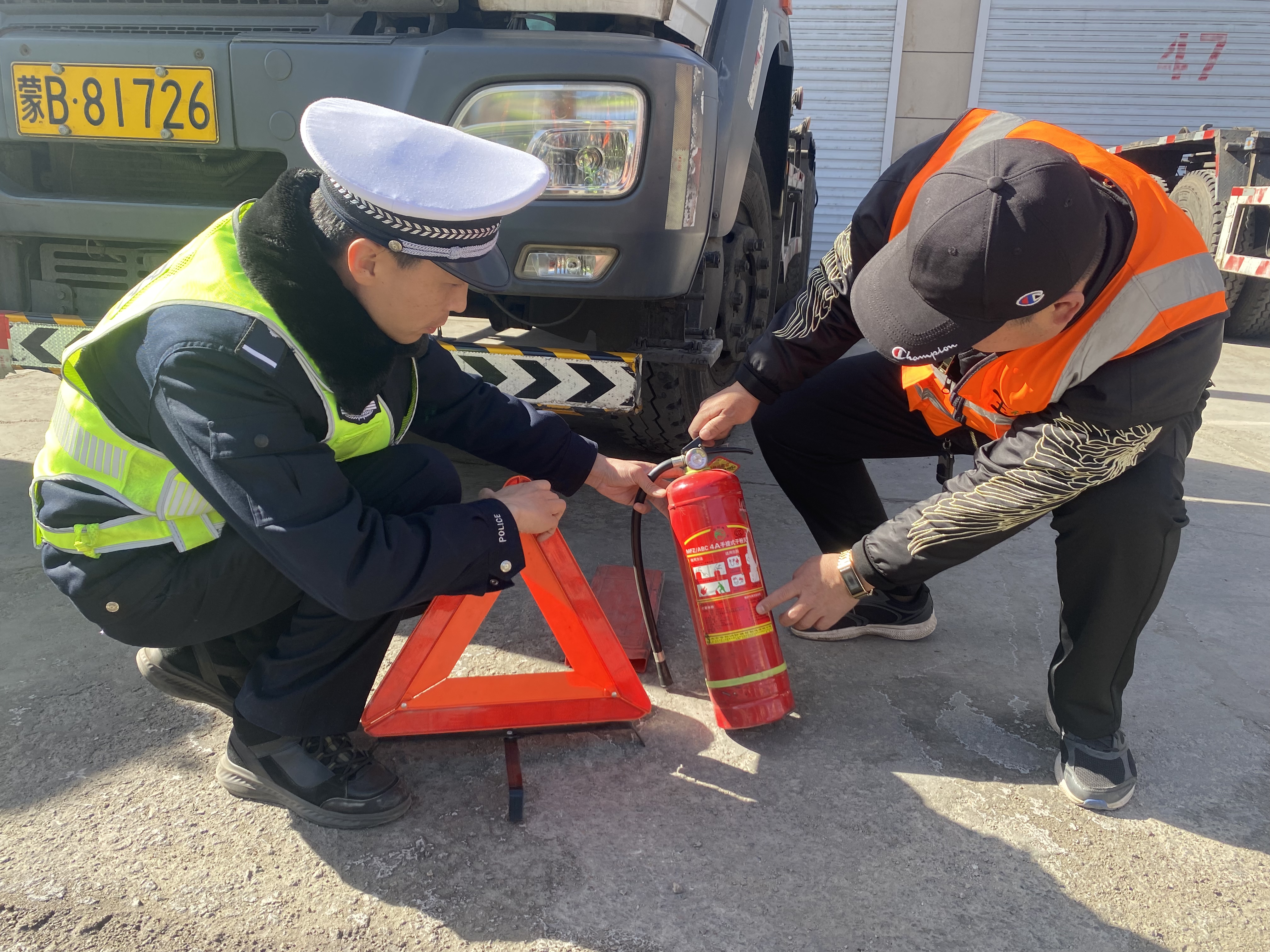 包头青山交警为环卫工人送“安全”- 新华网内蒙古频道