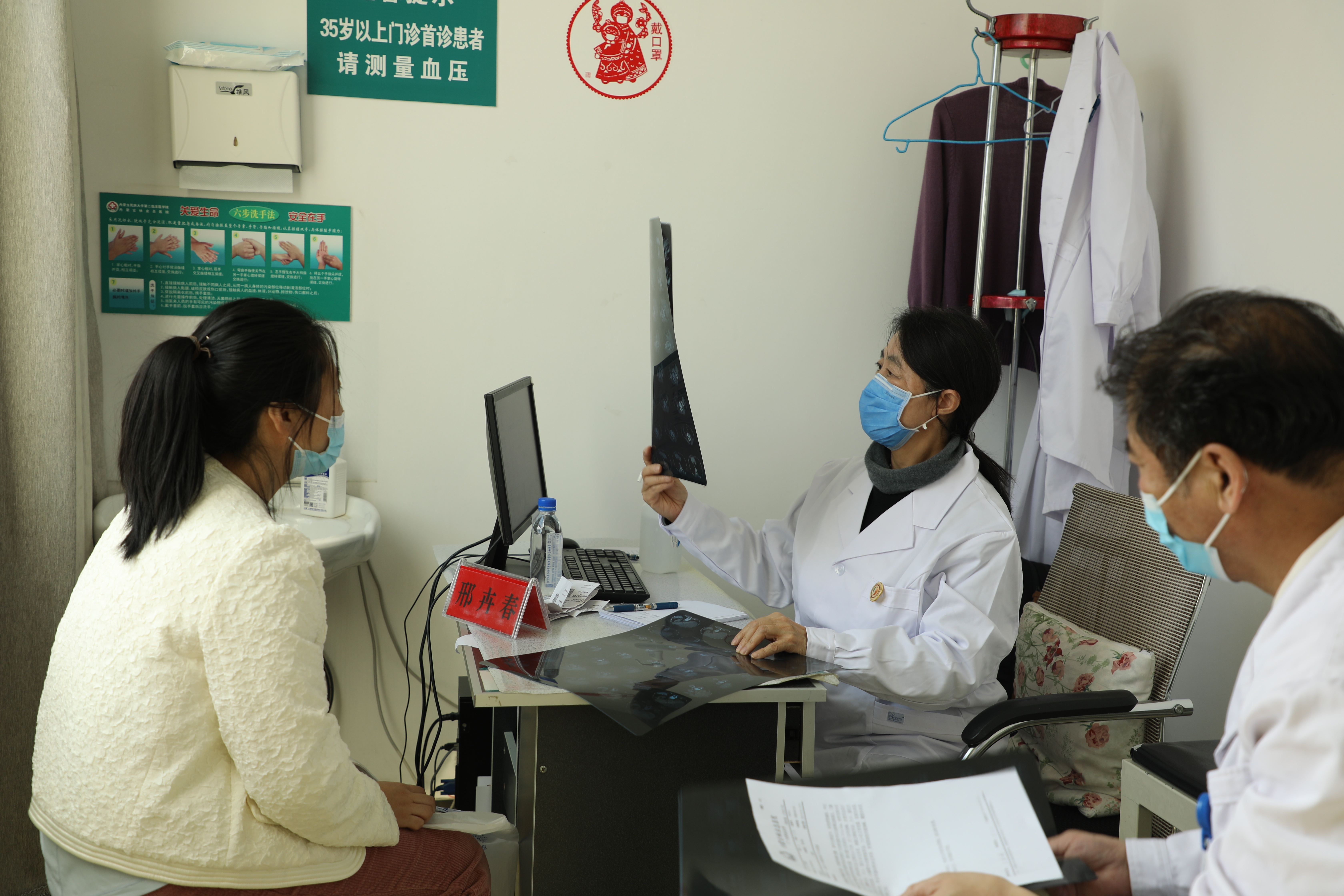 林业职工前来参加义诊 李鹏飞摄.JPG