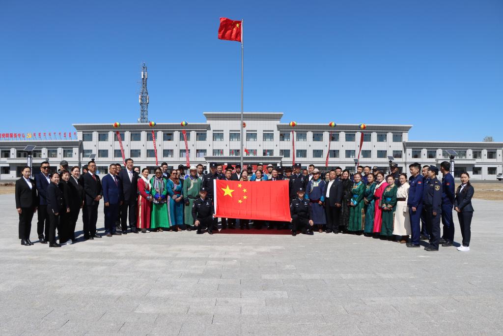 內蒙古東烏珠穆沁旗: 國旗高揚守望千里邊疆