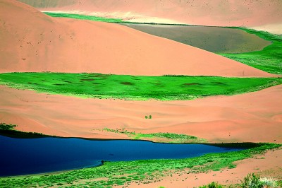 巴丹吉林沙漠—沙山湖泊群 大漠沙如金 碧波水连天 巴丹吉林沙漠—沙山湖泊群 大漠沙如金 碧波水连天