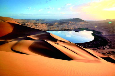 巴丹吉林沙漠—沙山湖泊群 大漠沙如金 碧波水连天 巴丹吉林沙漠—沙山湖泊群 大漠沙如金 碧波水连天