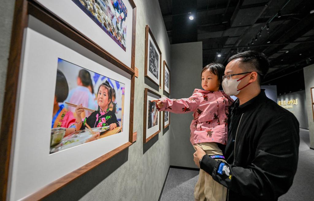 国社之镜·世纪光影”新华社新闻摄影展内蒙古展在呼和浩特开展