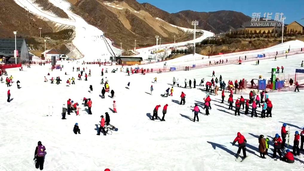 内蒙古呼和浩特市中小学生逐梦冰雪