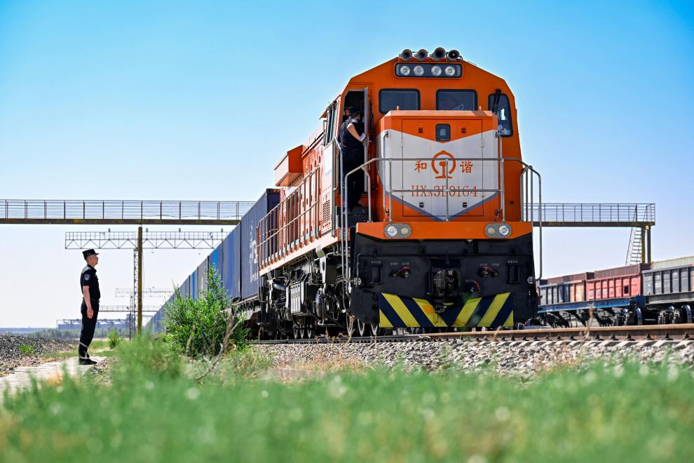 繁忙的二连浩特口岸