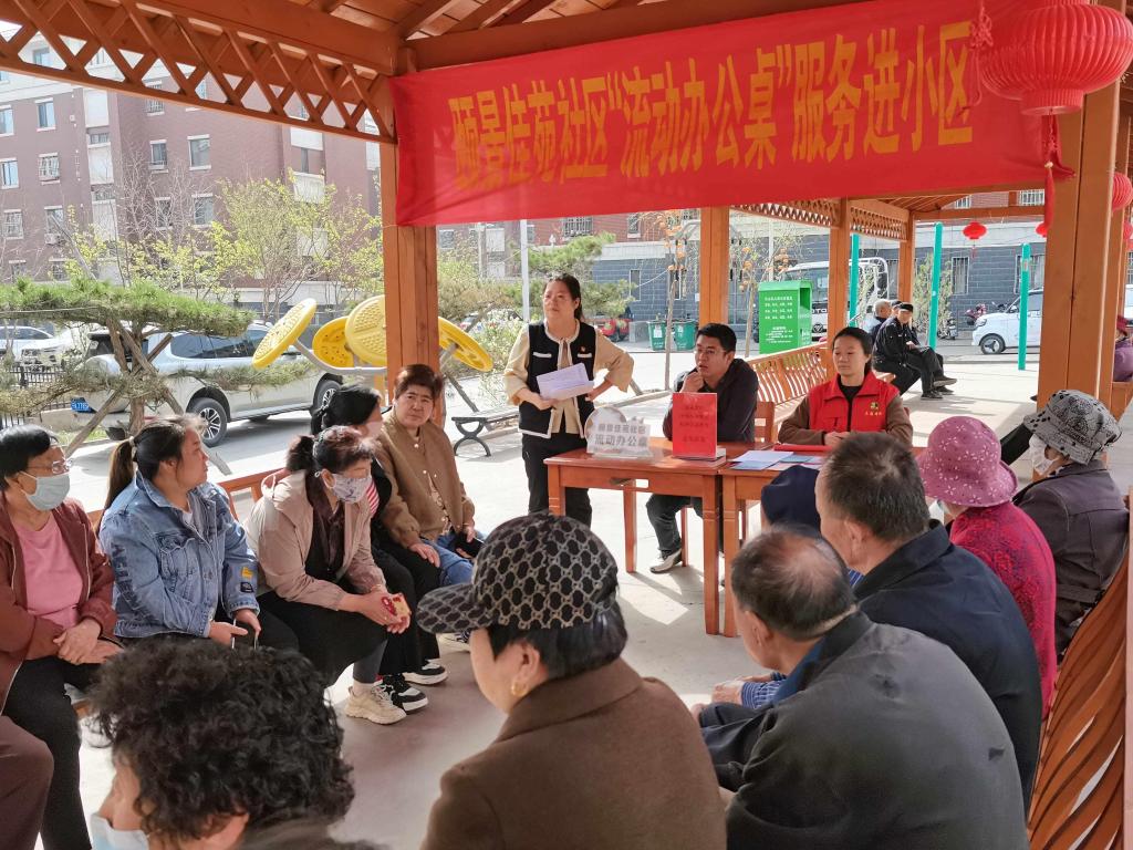 内蒙古乌海：“流动办公桌”破解基层办事难题