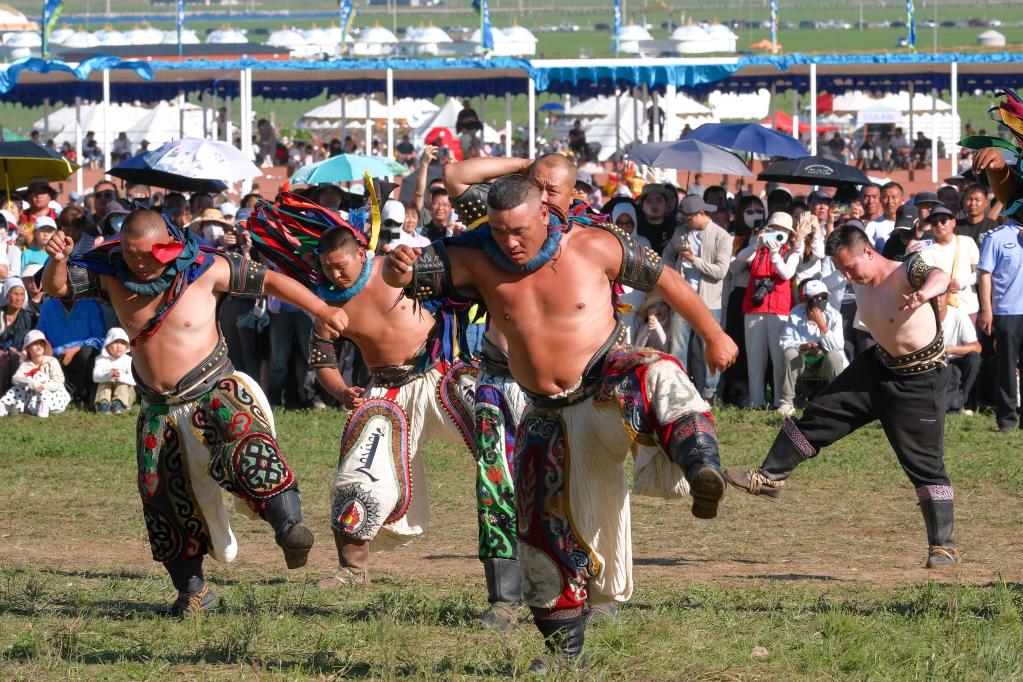 内蒙古自治区第35届草原那达慕“男儿三艺”比赛举行