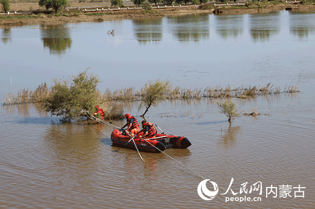 救援队员在水中固定水泵。韩松源摄