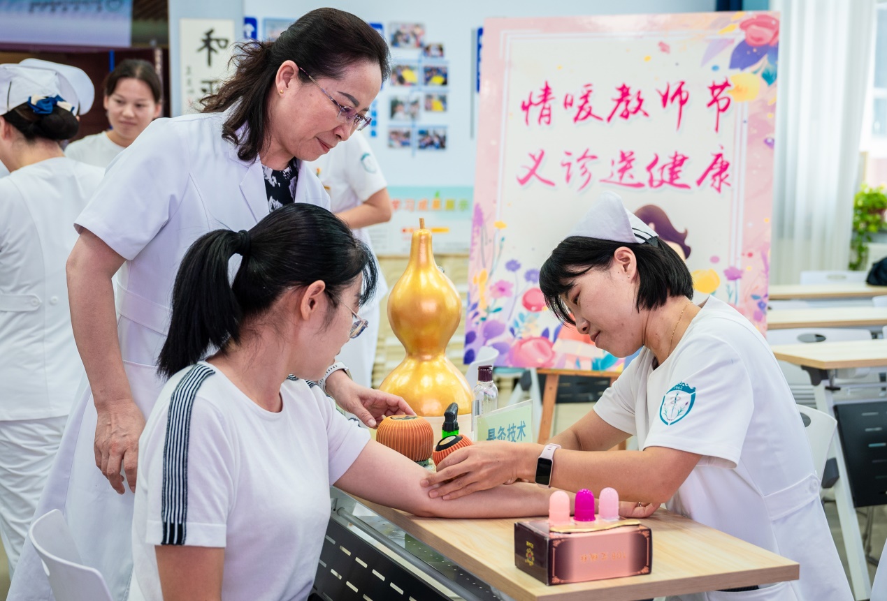 呼和浩特：情暖教师节 义诊送健康