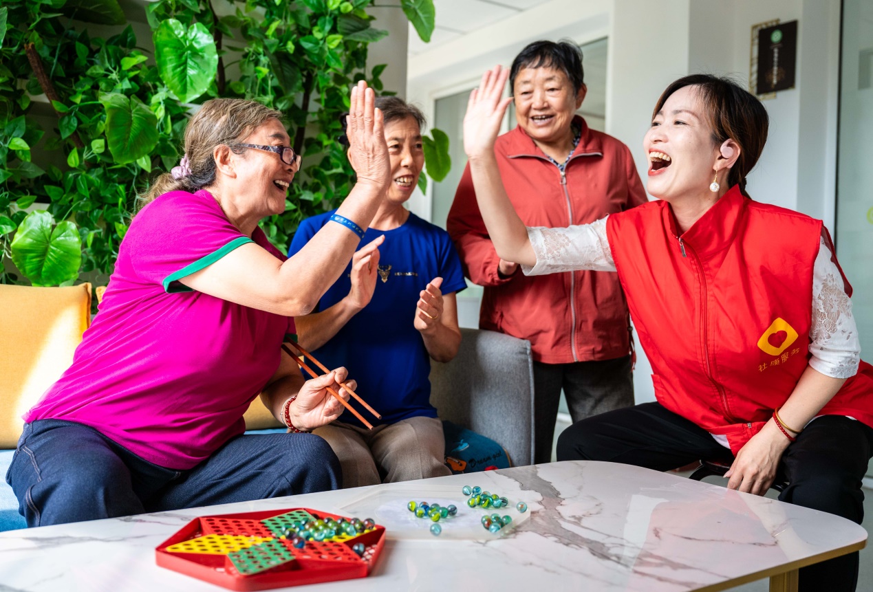 呼和浩特：“家门口”幸福养老