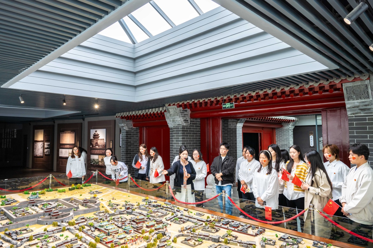 内蒙古呼和浩特：“行走的思政课”点燃青年爱国情怀