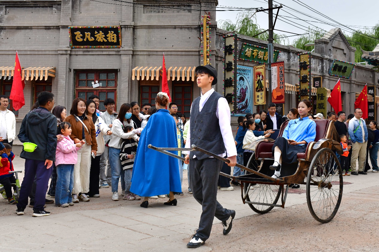 内蒙古鄂尔多斯：沉浸式电影场景引游人