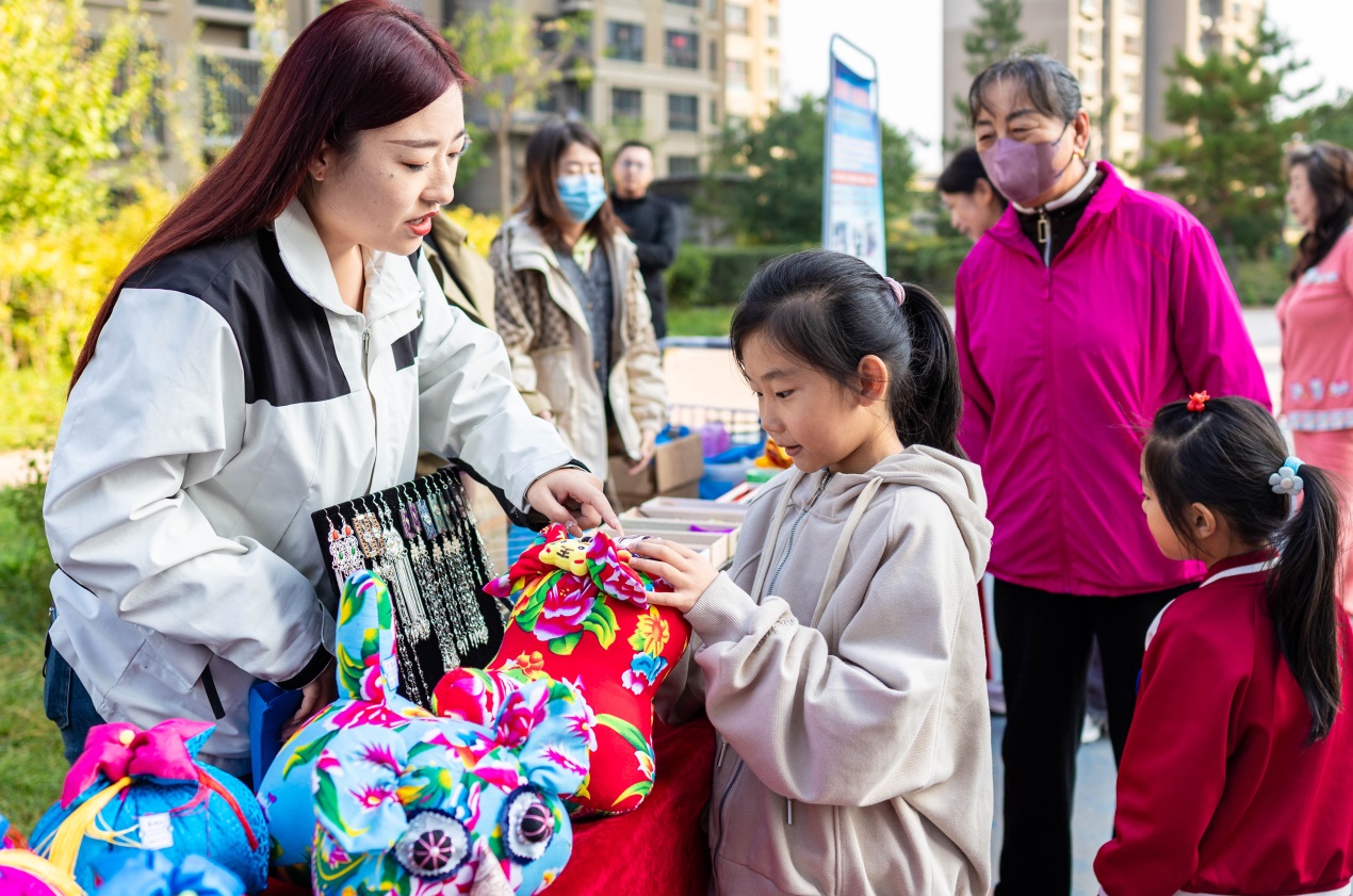 赶“文明市集” 享“文明新风”