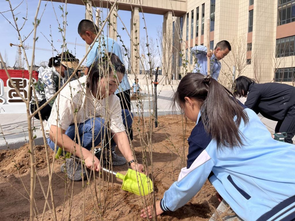 从校园到社会，从课堂到实践：康巴什区“德育大课堂”浸润成长每一步