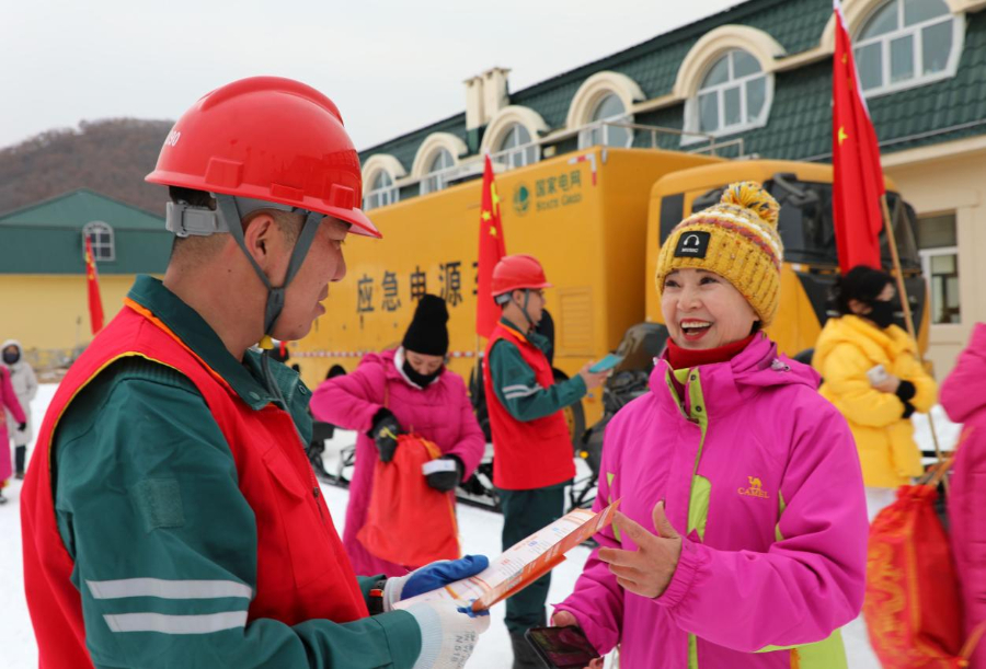 内蒙古扎兰屯：“红马甲”助冬旅