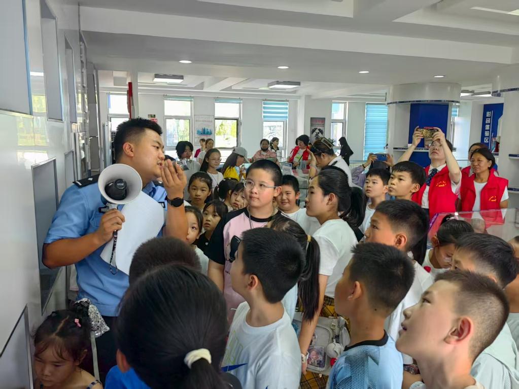 乌达公安筑牢校园安全防护网