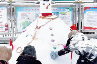 大雪赴冬约 校园冰雪乐翻天