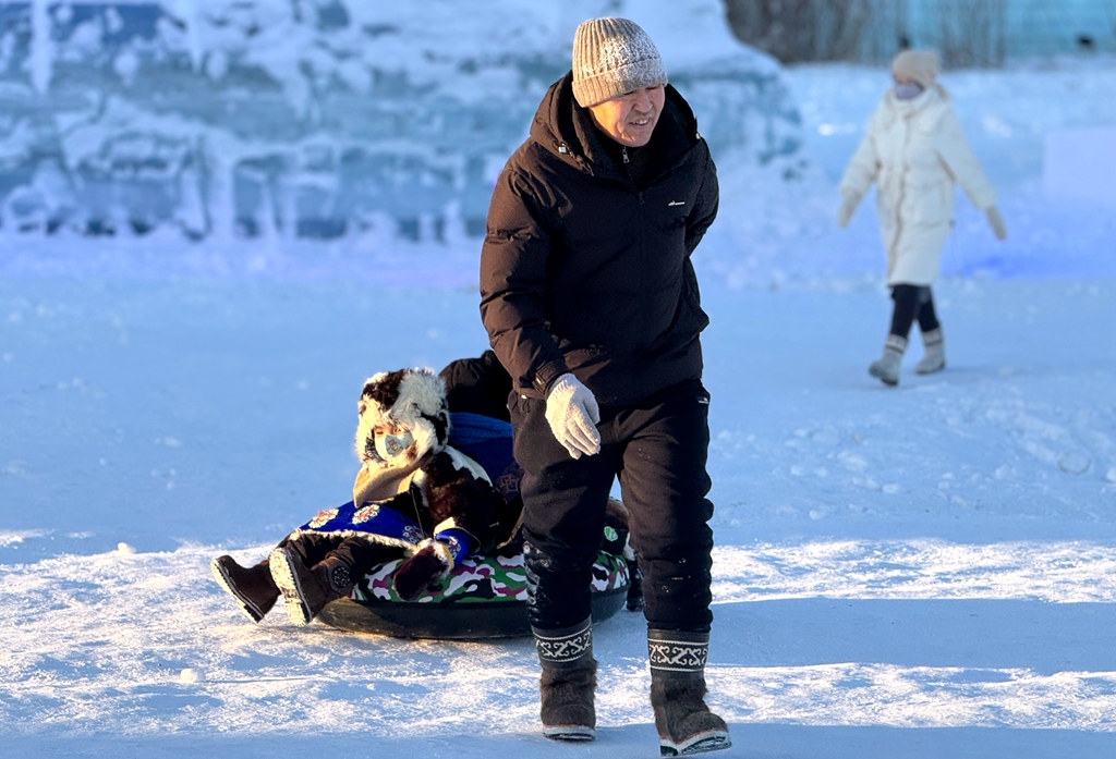 内蒙古呼伦贝尔：冰天雪地热浪涌