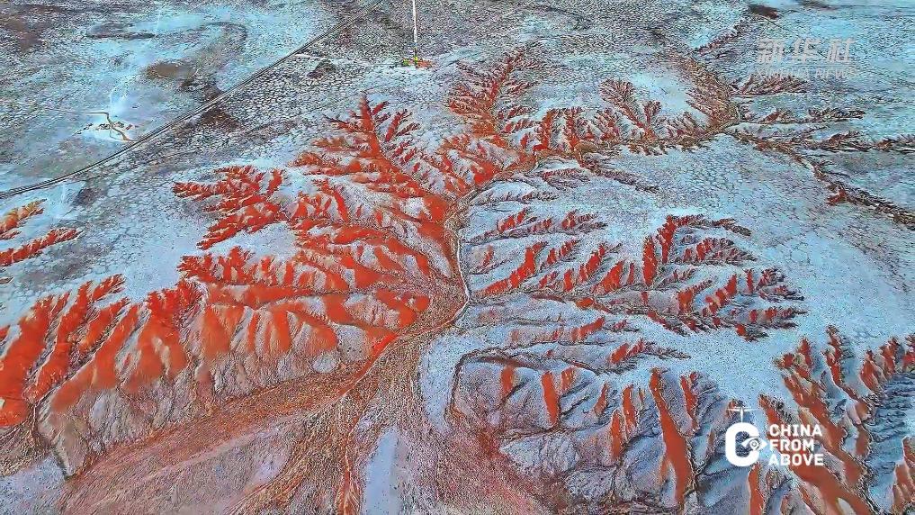 内蒙古：白雪红岩