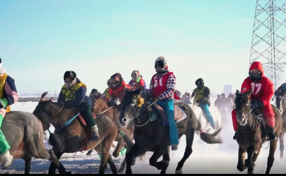 赛车赛马赛骆驼  冰雪英雄会正燃