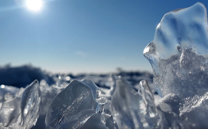 呼伦湖出现龙鳞冰自然奇观