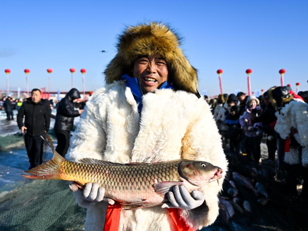 哈素海冬捕迸发冬日“热效应”