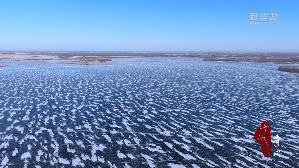 内蒙古：“冰湖腾鱼”入画来