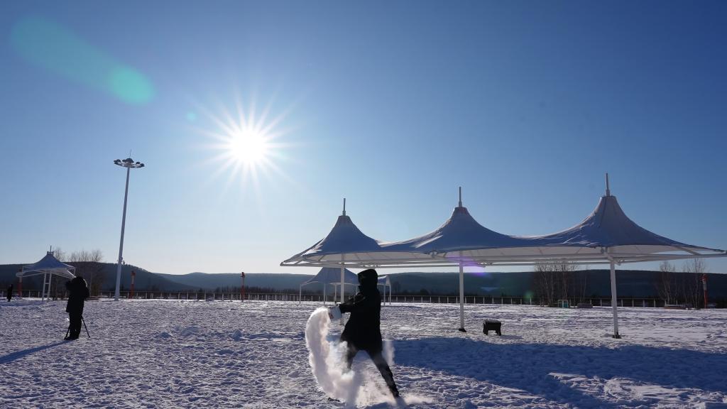 千人泼水成冰 泼出极寒浪漫