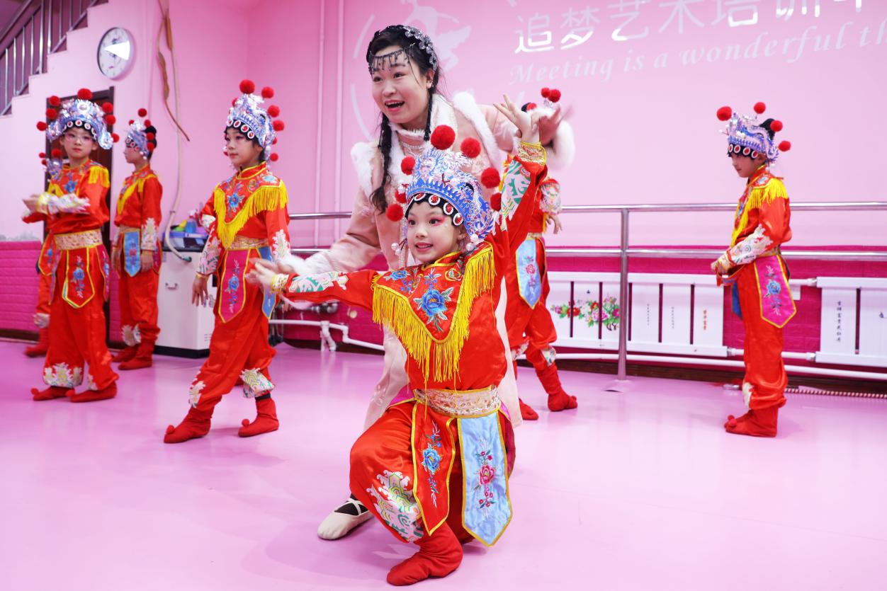 内蒙古扎兰屯：戏曲文化润童心