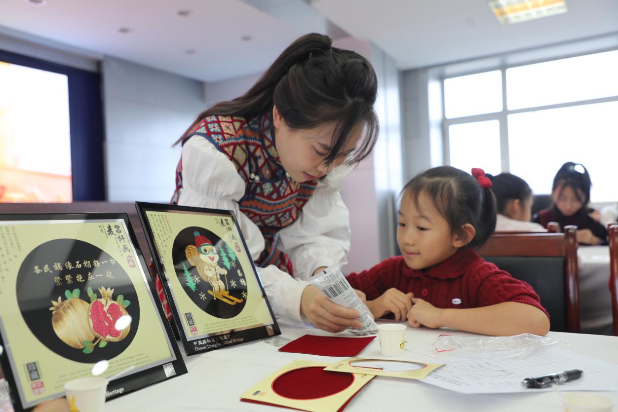 内蒙古扎兰屯：麦秆成画 乐享寒假