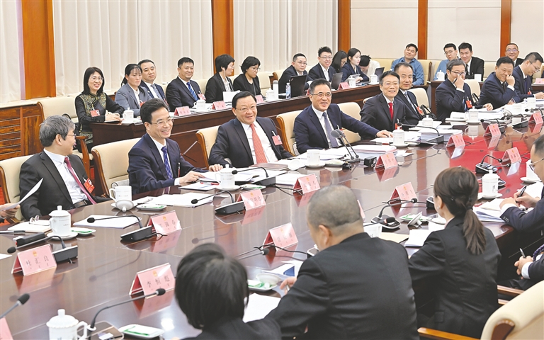 王伟中参加呼和浩特市代表团审议