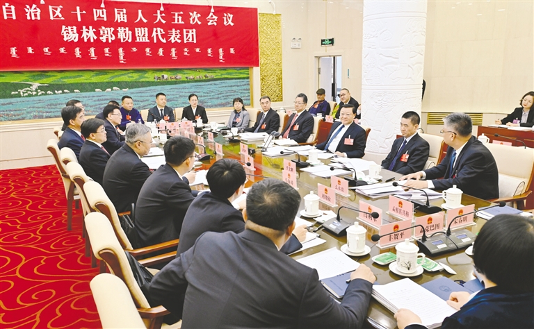 王伟中参加锡林郭勒盟代表团审议