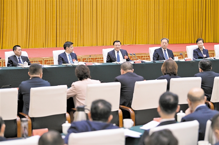 王伟中参加自治区政协十三届四次会议联组讨论