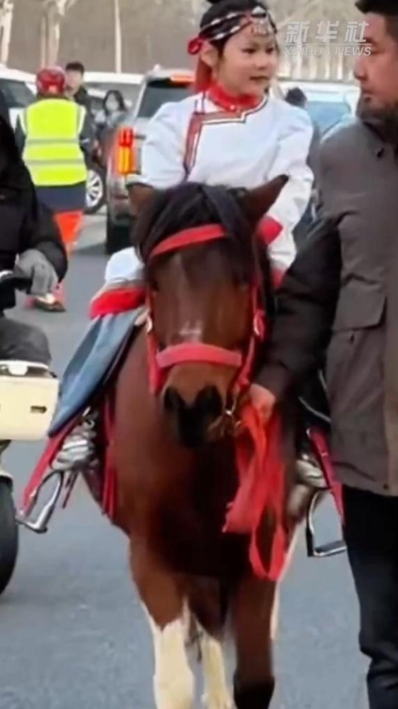 内蒙古：萌娃骑马上学超吸睛