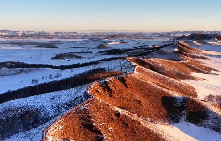 瞰中国｜内蒙古：草原春雪沐晨辉