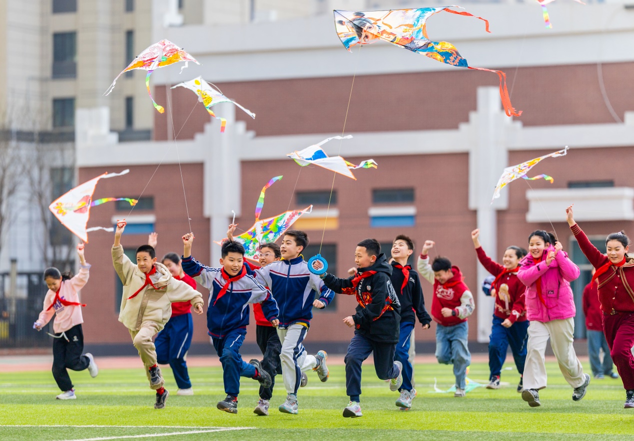 呼和浩特：纸鸢乘风起 童心沐春晖