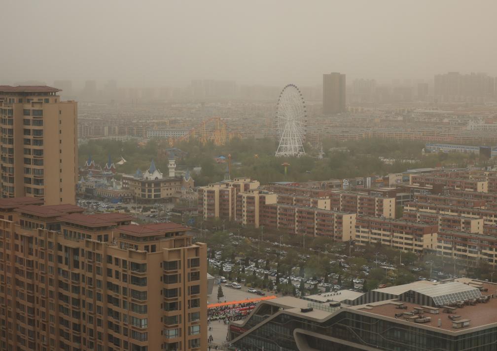 内蒙古西部出现沙尘天气