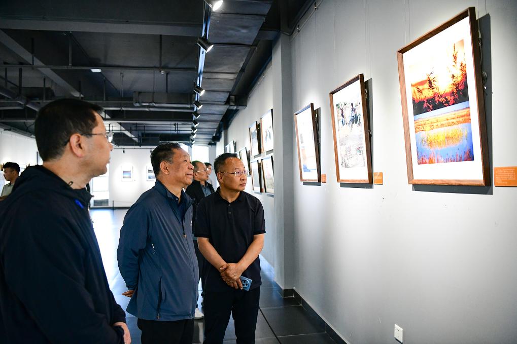 “硬核包头 砥柱脊梁 ”新华社镜头中的包头新闻摄影展开展