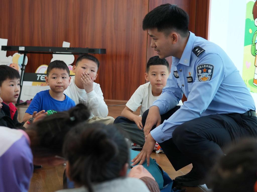 内蒙古呼伦贝尔市：春假趣玩警营