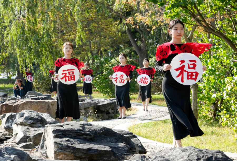 鸿德学子身披非遗云肩亮相毕业典礼
