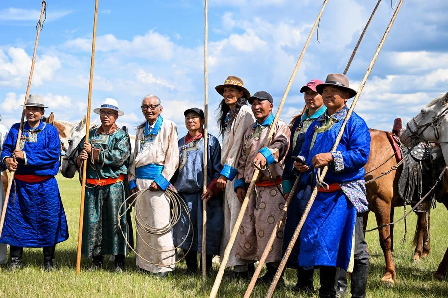 英文丨American family finds horseback bonds on Chinese grasslands