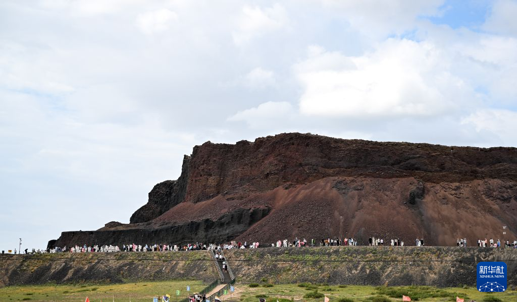 内蒙古乌兰察布：草原火山引游人