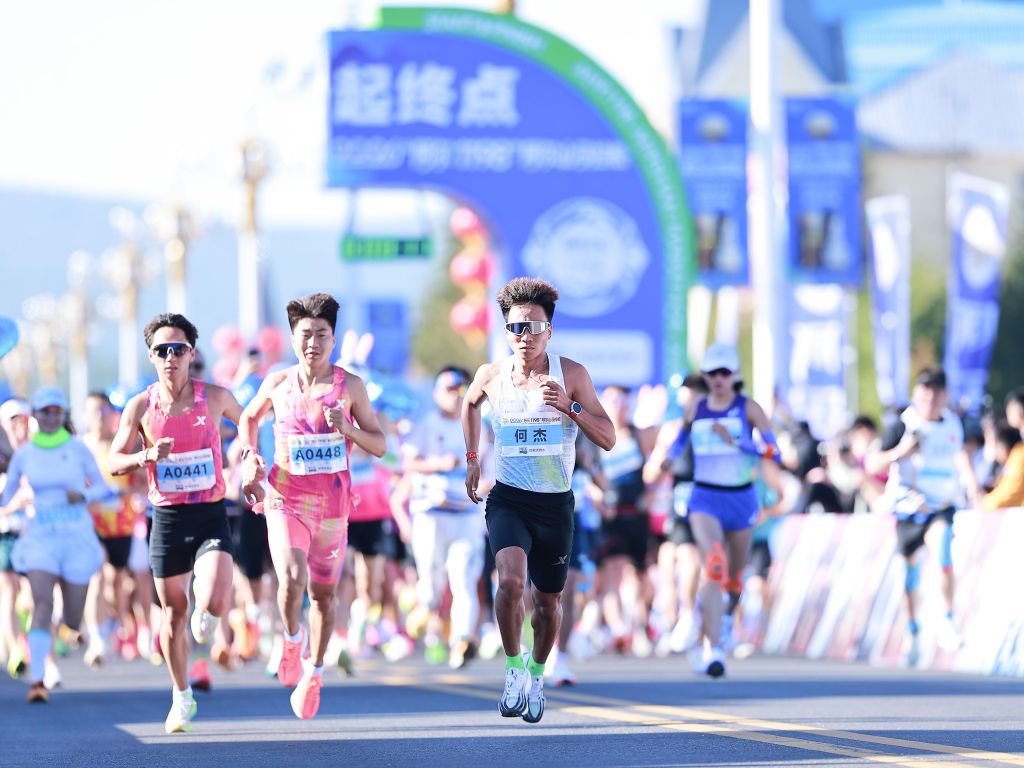 何杰、李芷萱分获阿尔山马拉松男、女冠军