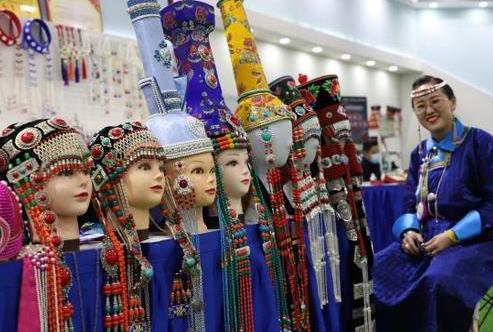 传统到创新 两代人对蒙古族服饰的传承与坚守