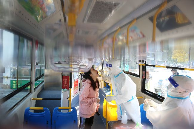 呼和浩特：400輛公交車“變身”核酸檢測點