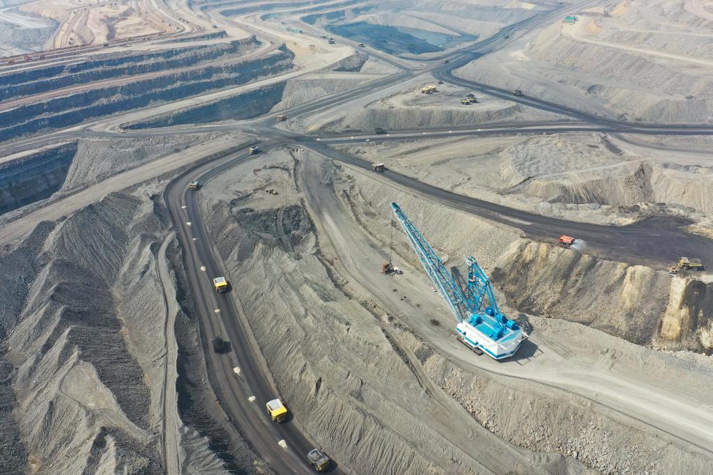 内蒙古鄂尔多斯：加大生产力度 保障煤炭供应