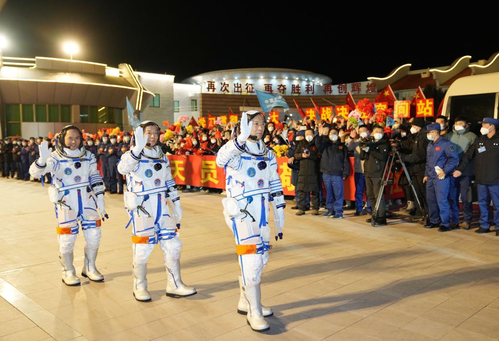 新華全媒+丨神舟十五號載人飛行任務航太員乘組出徵儀式在酒泉衛星發射中心舉行